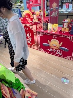 露脸才是王道！顶级绿帽刷锅狠人，广东大奶美骚妻【雅雅】私拍第二季，商场户外露出3P全程露脸 截图15
