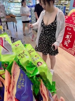 露脸才是王道！顶级绿帽刷锅狠人，广东大奶美骚妻【雅雅】私拍第二季，商场户外露出3P全程露脸 截图16