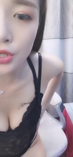 颜值很高的新人妹子露脸情趣内衣高跟诱惑，大跳脱衣艳舞，深喉假阳具激情抽插骚逼，肛门拉珠刺激，愿做你的小母狗 截图1