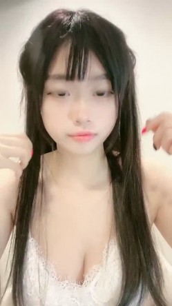 G奶校花~【菠萝果果】，某一天忘带口罩了，脸点同框，雪白的肌肤，翘臀撅起那刻顿时让人一硬，屌炸了！ 截图1