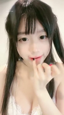 G奶校花~【菠萝果果】，某一天忘带口罩了，脸点同框，雪白的肌肤，翘臀撅起那刻顿时让人一硬，屌炸了！ 截图2