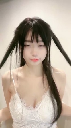 G奶校花~【菠萝果果】，某一天忘带口罩了，脸点同框，雪白的肌肤，翘臀撅起那刻顿时让人一硬，屌炸了！ 截图3