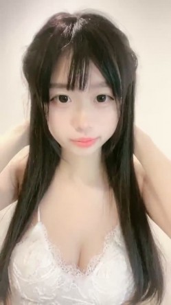 G奶校花~【菠萝果果】，某一天忘带口罩了，脸点同框，雪白的肌肤，翘臀撅起那刻顿时让人一硬，屌炸了！ 截图5