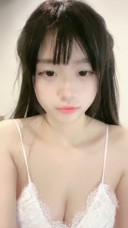 G奶校花~【菠萝果果】，某一天忘带口罩了，脸点同框，雪白的肌肤，翘臀撅起那刻顿时让人一硬，屌炸了！ 截图9