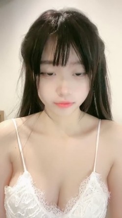 G奶校花~【菠萝果果】，某一天忘带口罩了，脸点同框，雪白的肌肤，翘臀撅起那刻顿时让人一硬，屌炸了！ 截图10