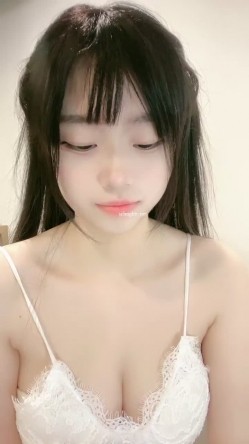 G奶校花~【菠萝果果】，某一天忘带口罩了，脸点同框，雪白的肌肤，翘臀撅起那刻顿时让人一硬，屌炸了！ 截图15