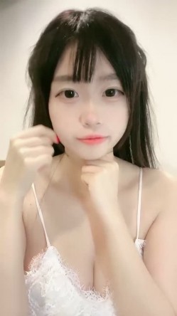 G奶校花~【菠萝果果】，某一天忘带口罩了，脸点同框，雪白的肌肤，翘臀撅起那刻顿时让人一硬，屌炸了！ 截图16