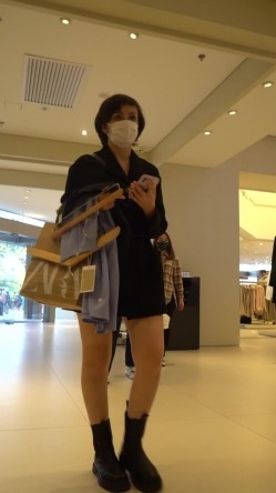 名门夜宴CD系列大师商圈尾随美女偷拍裙底风光无内兔女郎cos！小姐姐弯腰13里面塞了根线 截图1