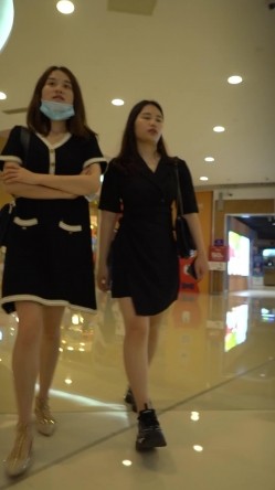 名门夜宴CD系列大师商圈尾随美女偷拍裙底风光无内兔女郎cos！小姐姐弯腰13里面塞了根线 截图6
