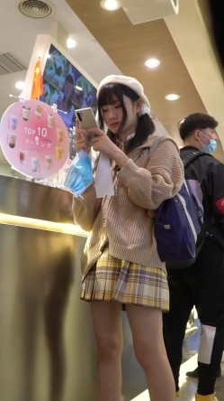 名门夜宴CD系列大师商圈尾随美女偷拍裙底风光无内兔女郎cos！小姐姐弯腰13里面塞了根线 截图13