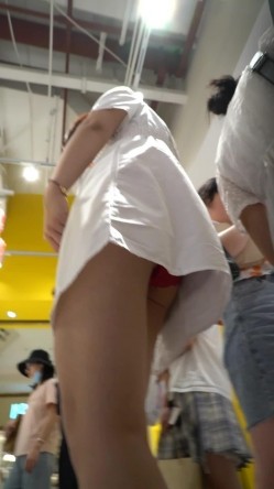 名门夜宴CD系列大师商圈尾随美女偷拍裙底风光无内兔女郎cos！小姐姐弯腰13里面塞了根线 截图15
