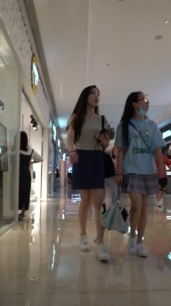 名门夜宴CD系列大师商圈尾随美女偷拍裙底风光无内兔女郎cos！小姐姐弯腰13里面塞了根线 截图16