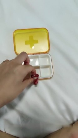 眼镜骚女【英语老师】吃药和炮友啪啪，情趣装网袜非常淫骚69口交后入猛操， 截图2