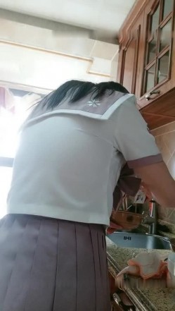 高颜值长相清纯妹子【怡洋小师妹】撩起裙子跳蛋塞逼，拉扯震动呻吟娇喘 截图1