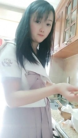 高颜值长相清纯妹子【怡洋小师妹】撩起裙子跳蛋塞逼，拉扯震动呻吟娇喘 截图2