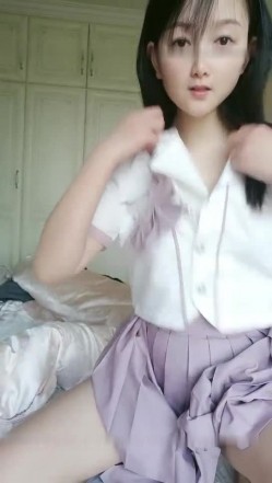 高颜值长相清纯妹子【怡洋小师妹】撩起裙子跳蛋塞逼，拉扯震动呻吟娇喘 截图4