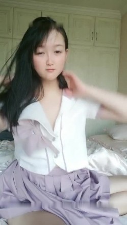 高颜值长相清纯妹子【怡洋小师妹】撩起裙子跳蛋塞逼，拉扯震动呻吟娇喘 截图7