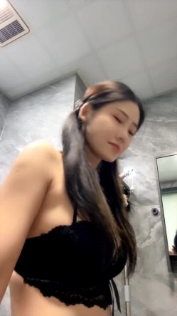 黑丝露脸双马尾风骚学妹的诱惑，听狼友指挥脱光光揉奶玩逼，道具抽插舔弄假鸡巴，表情好骚淫声荡语不断刺激 截图1