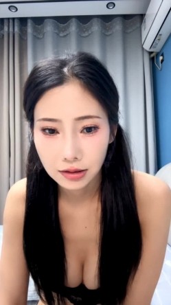 黑丝露脸双马尾风骚学妹的诱惑，听狼友指挥脱光光揉奶玩逼，道具抽插舔弄假鸡巴，表情好骚淫声荡语不断刺激 截图4