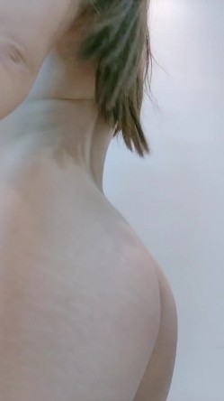 气质女神初下海！极品颜值超棒身材！腰细蜜桃美臀，多毛骚穴筋膜枪震动，御姐音极度诱惑 截图12