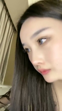 极品尤物！F罩杯网红女神！巨乳肥臀炮友操逼，按着脑袋深喉插嘴，振动棒捅骚逼，后入大肥臀奶子直晃 截图10