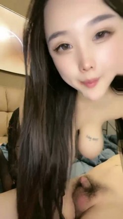 极品尤物！F罩杯网红女神！巨乳肥臀炮友操逼，按着脑袋深喉插嘴，振动棒捅骚逼，后入大肥臀奶子直晃 截图13