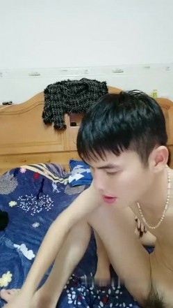 颜值不错红唇骚女【金牌小可】和炮友激情啪啪旁边还有个妹子观战，口交上位骑乘后入猛操非常诱人 截图11