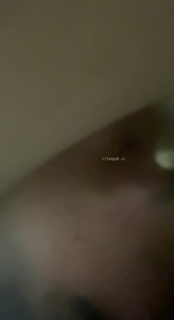 最新快手泄密！大奶精神小妹【就叫小艺】脸穴同框性爱XO掰穴自慰喷水 截图7