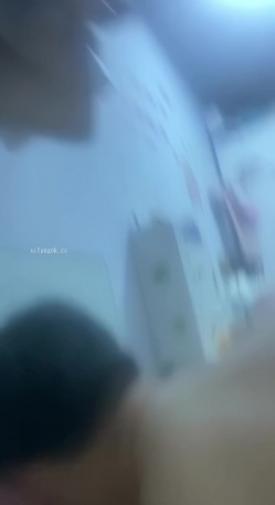 最新快手泄密！大奶精神小妹【就叫小艺】脸穴同框性爱XO掰穴自慰喷水 截图9
