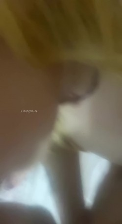 最新快手泄密！大奶精神小妹【就叫小艺】脸穴同框性爱XO掰穴自慰喷水 截图14