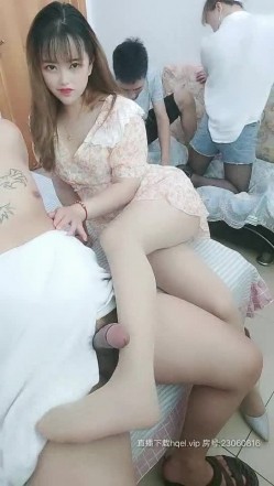娘们骚不骚全看哥哥撩，房间里的4P活动，看小骚逼与大哥的口活棒不棒骚不骚，各种体位激情爆草把小嫂子弄高潮 截图1