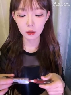 06纯欲卧蚕小美女一线天粉鲍【D-033】大尺度精华扣逼自慰 截图1