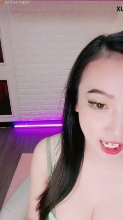 【你宝贝】巨乳白虎主播，妩媚风骚半遮面，自慰淫水喷满屏 截图3
