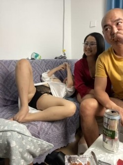 绿帽癖老公大聚会骚妇群P成熟饥渴骚妇成群结队开淫趴浴池KTV漏出口交随机配对 截图2