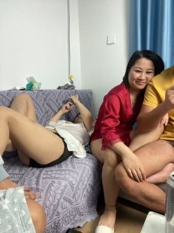 绿帽癖老公大聚会骚妇群P成熟饥渴骚妇成群结队开淫趴浴池KTV漏出口交随机配对 截图15