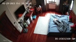《居家摄像头破解》漂亮学生妹在家也会按耐不住摸逼玩几下 ️边看手机啪啪小视频边玩穴 截图1