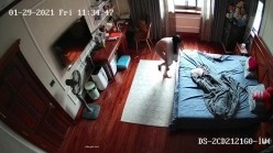 《居家摄像头破解》漂亮学生妹在家也会按耐不住摸逼玩几下 ️边看手机啪啪小视频边玩穴 截图7