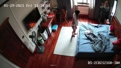 《居家摄像头破解》漂亮学生妹在家也会按耐不住摸逼玩几下 ️边看手机啪啪小视频边玩穴 截图9