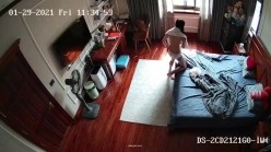 《居家摄像头破解》漂亮学生妹在家也会按耐不住摸逼玩几下 ️边看手机啪啪小视频边玩穴 截图10