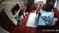《居家摄像头破解》漂亮学生妹在家也会按耐不住摸逼玩几下 ️边看手机啪啪小视频边玩穴 截图11