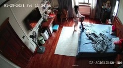 《居家摄像头破解》漂亮学生妹在家也会按耐不住摸逼玩几下 ️边看手机啪啪小视频边玩穴 截图12