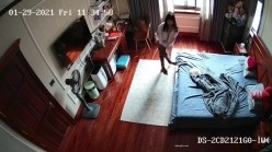 《居家摄像头破解》漂亮学生妹在家也会按耐不住摸逼玩几下 ️边看手机啪啪小视频边玩穴 截图13