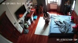 《居家摄像头破解》漂亮学生妹在家也会按耐不住摸逼玩几下 ️边看手机啪啪小视频边玩穴 截图15