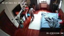 《居家摄像头破解》漂亮学生妹在家也会按耐不住摸逼玩几下 ️边看手机啪啪小视频边玩穴 截图16