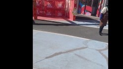 牛X大神假扮豪宅业主 搭讪小区售楼部的小姐姐女厕偷拍尿尿连续几次偷拍夜市摆摊老板娘 截图7