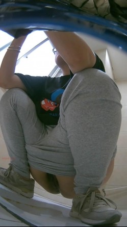 公园女厕暗藏摄像头偷拍 美女少妇的各种美鲍鱼 截图15