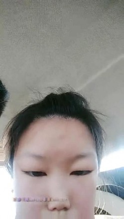 一瓶AD钙奶就上车的小骚逼，露脸与两个渣男玩3P车震，逼毛修的很漂亮，车上被两渣男抠穴换着草真可怜 截图1