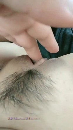 一瓶AD钙奶就上车的小骚逼，露脸与两个渣男玩3P车震，逼毛修的很漂亮，车上被两渣男抠穴换着草真可怜 截图3