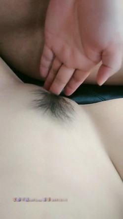 一瓶AD钙奶就上车的小骚逼，露脸与两个渣男玩3P车震，逼毛修的很漂亮，车上被两渣男抠穴换着草真可怜 截图4