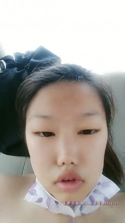 一瓶AD钙奶就上车的小骚逼，露脸与两个渣男玩3P车震，逼毛修的很漂亮，车上被两渣男抠穴换着草真可怜 截图11